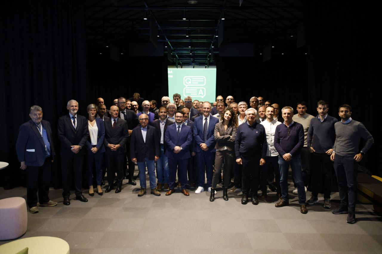 Biesse evento - foto di gruppo auditorium